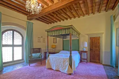 Letto o letti in una camera di Castello di Montegufoni by PosarelliVillas