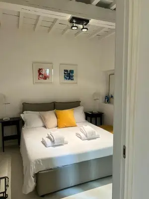 Letto o letti in una camera di NEW Ground Floor apt and PATIO