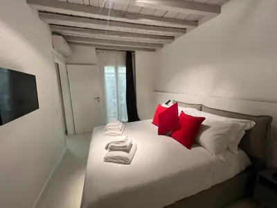 Letto o letti in una camera di NEW Ground Floor apt and PATIO