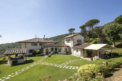 Giardino di Villa privata con piscina alle porte di Firenze