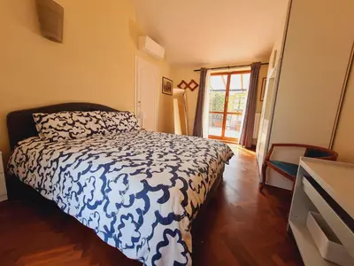 Letto o letti in una camera di Mansarda luminosa e confortevole
