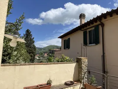 Vista generica sulle montagne o vista sulle montagne dall'interno dell'appartamento