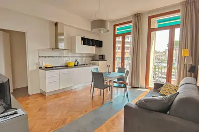 Cucina o angolo cottura di Luxury Designer Apartment