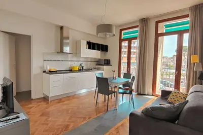 Cucina o angolo cottura di Luxury Designer Apartment
