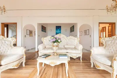 Area soggiorno di Majestic Villa in Hills of Florence with Gardens Gym Jacuzzi and Sauna