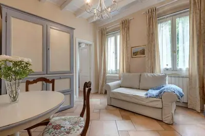 Area soggiorno di Agnolo Apartment by Mamo Florence