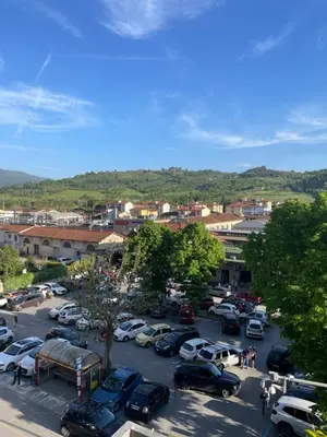 Vista generica sulle montagne o vista sulle montagne dall'interno dell'affittacamere