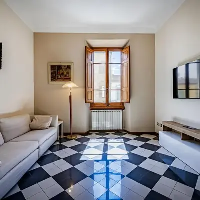 YD elegant near tramvia
