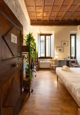 Letto o letti in una camera di Via Benedetta, 13 - Florence Charming Apartments - Florentine Gem Steps from Station - Prime Spot!
