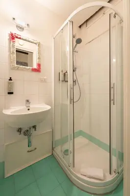 Bagno di Via Benedetta, 13 - Florence Charming Apartments - Florentine Gem Steps from Station - Prime Spot!