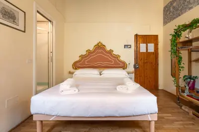 Letto o letti in una camera di Via Benedetta, 13 - Florence Charming Apartments - Florentine Gem Steps from Station - Prime Spot!