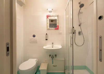 Bagno di Via Benedetta, 13 - Florence Charming Apartments - Florentine Gem Steps from Station - Prime Spot!