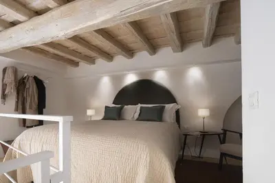 Letto o letti in una camera di Bright 3-Bedroom Apartment with Patio in Florence Historic Center Near Duomo