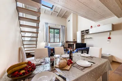 Area soggiorno di Cozy Trekking Home La Via degli Dei - Happy Rentals