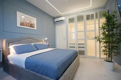 Letto o letti in una camera di Sky suite downtown SMN ,train station,2 letti,balcone