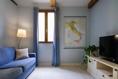 TV o dispositivi per l'intrattenimento presso Panicale Blue Historic 1BR Stay Near Medici Chapels & Mercato Centrale