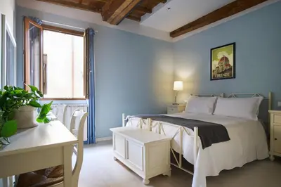 Letto o letti in una camera di Panicale Blue Historic 1BR Stay Near Medici Chapels & Mercato Centrale