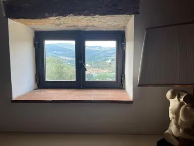 Vista generica sulle montagne o vista sulle montagne dall'interno della casa vacanze