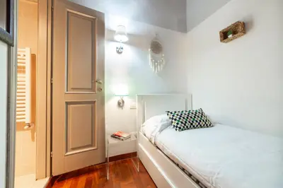 Letto o letti in una camera di Downtown colourful flat close to the railway