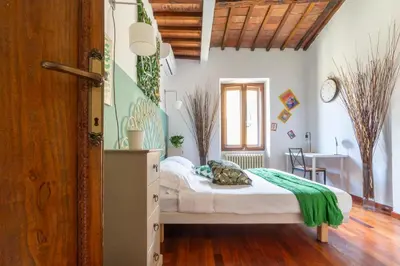 Letto o letti in una camera di Downtown colourful flat close to the railway