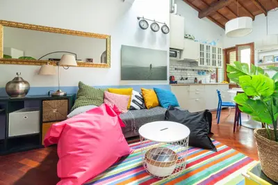 Cucina o angolo cottura di Downtown colourful flat close to the railway