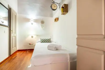 Letto o letti in una camera di Downtown colourful flat close to the railway