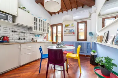 Cucina o angolo cottura di Downtown colourful flat close to the railway