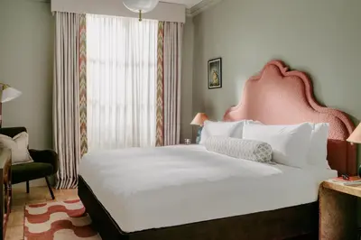 Letto o letti in una camera di The Hoxton, Florence