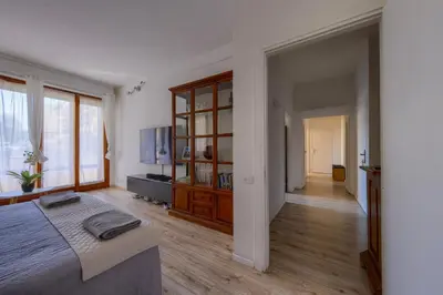 Letto o letti in una camera di Show Me Florence 2 bedroom appartment Duomo & Airport TRAM
