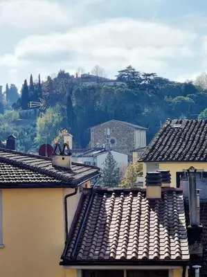Vista generica sulle montagne o vista sulle montagne dall'interno dell'appartamento