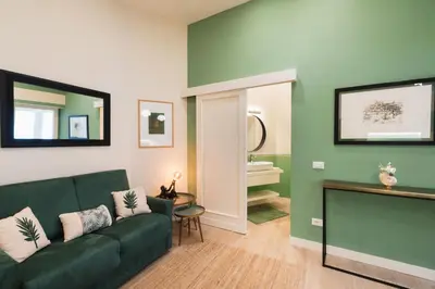 Area soggiorno di Cozy olive green flat