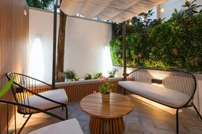 Area soggiorno di Elegante Appartamento con Giardino Privato, Jacuzzi nel Cuore di Firenze