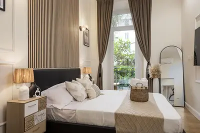 Letto o letti in una camera di Elegante Appartamento con Giardino Privato, Jacuzzi nel Cuore di Firenze