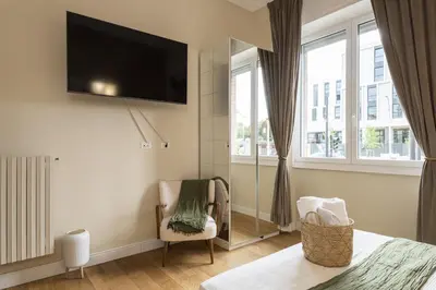 TV o dispositivi per l'intrattenimento presso Elegante Appartamento con Giardino Privato, Jacuzzi nel Cuore di Firenze