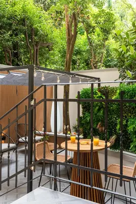 Balcone o terrazza di Elegante Appartamento con Giardino Privato, Jacuzzi nel Cuore di Firenze