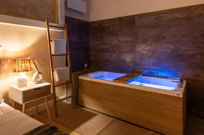 Letto o letti in una camera di Elegante Appartamento con Giardino Privato, Jacuzzi nel Cuore di Firenze