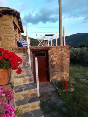 Vista generica sulle montagne o vista sulle montagne dall'interno della villa