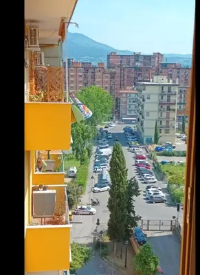 Vista generica sulle montagne o vista sulle montagne dall'interno dell'affittacamere