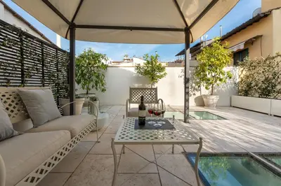 Piscina di Via del Campuccio, 72 - 300 sqm Luxurious with Parking and Private Terrace - Florence Charming Apartments o nelle vicinanze