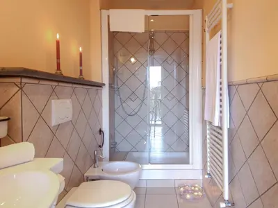 Bagno di Apartments Florence- Attico dei Neri with view