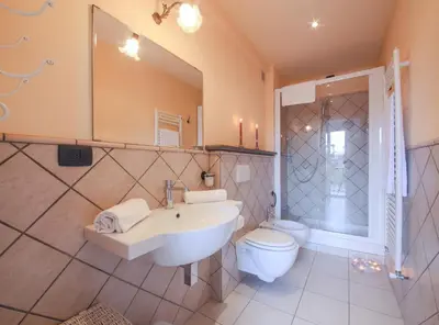 Bagno di Apartments Florence- Attico dei Neri with view