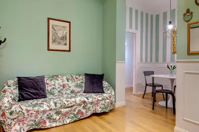 Area soggiorno di Marsilio Ficino Apartment by Mamo Florence