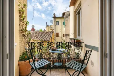 Balcone o terrazza di Spacious apartment steps from Piazza Santa Croce, Florence, with balcony