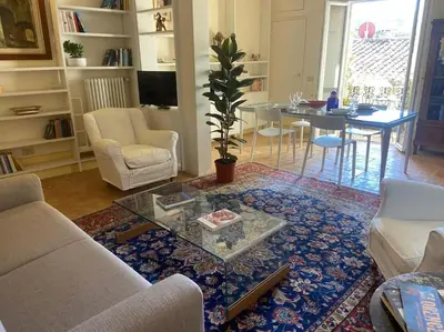 Area soggiorno di Spacious apartment steps from Piazza Santa Croce, Florence, with balcony