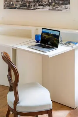TV o dispositivi per l'intrattenimento presso Spacious apartment steps from Piazza Santa Croce, Florence, with balcony