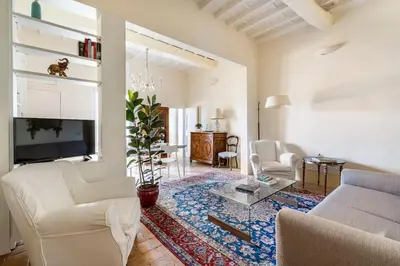 TV o dispositivi per l'intrattenimento presso Spacious apartment steps from Piazza Santa Croce, Florence, with balcony