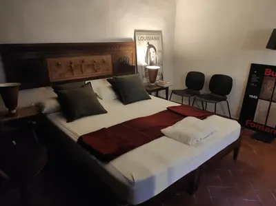 Letto o letti in una camera di Lovely portion of property near Piazza Santo Spirito
