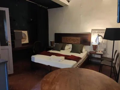 Letto o letti in una camera di Lovely portion of property near Piazza Santo Spirito