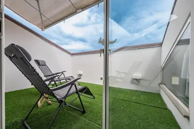 Patio o area all'aperto di Quiet Designer Flat with Private Rooftop Terrace