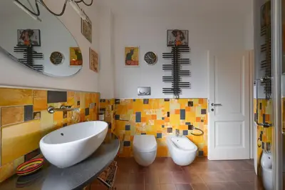 Bagno di Appartamento con 2 bagni, AC e WIFI a due passi dalla stazione e dal centro storico